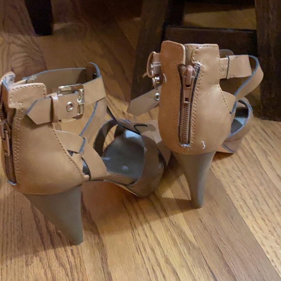 Guess tan leather strappy heels. Size 7 - Picture 3 of 4